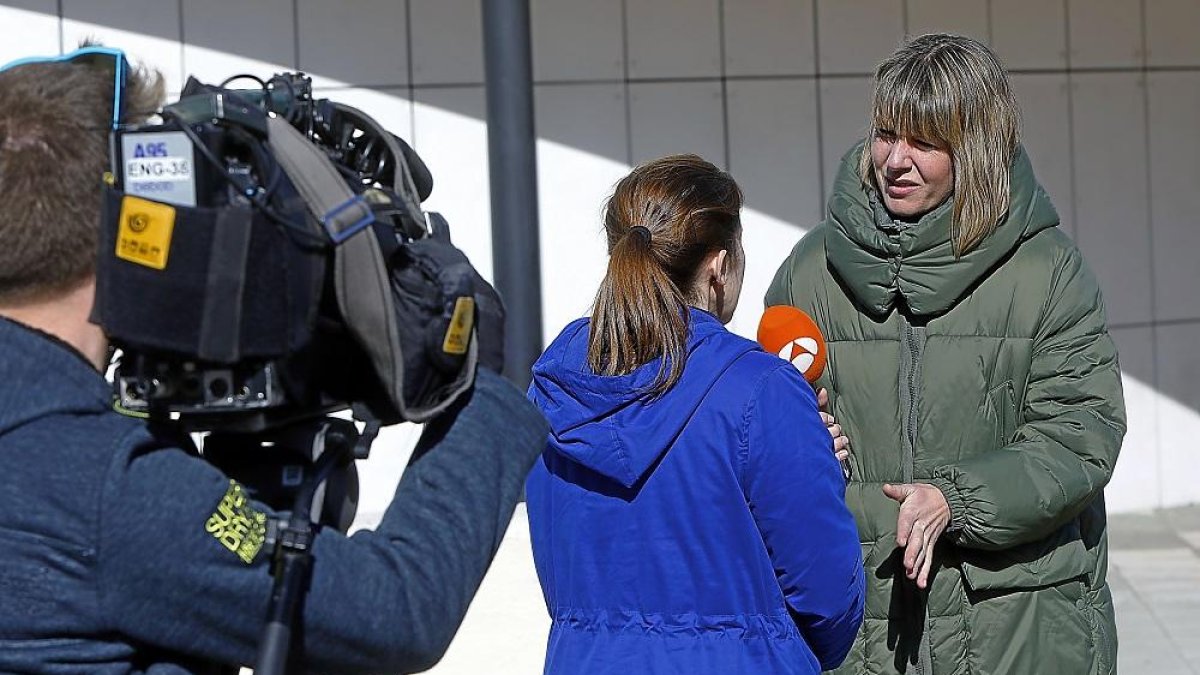 La afectada Rebeca afirma que hicieron una «pamema» en la falsa incineracíón de su marido.-J.M. LOSTAU
