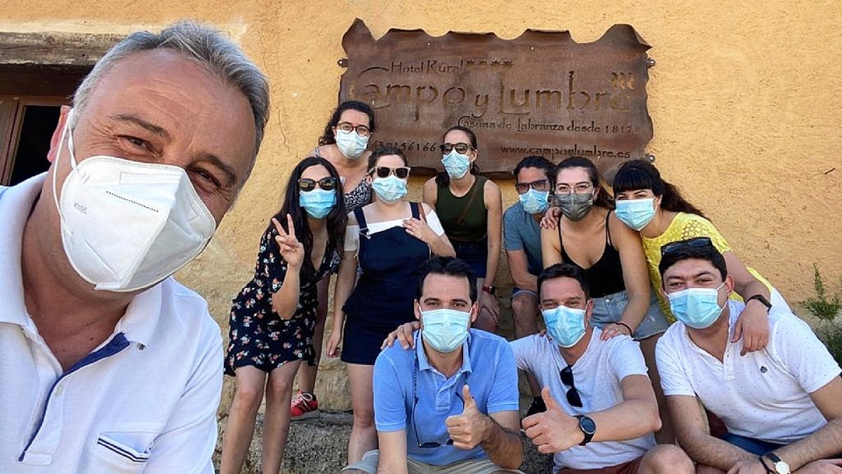El presidente de la Asociación de Turismo Rural de Valladolid, Luis Chico, junto a unos de sus primeros huéspedes en la casa rural de Benafarces. E. M.