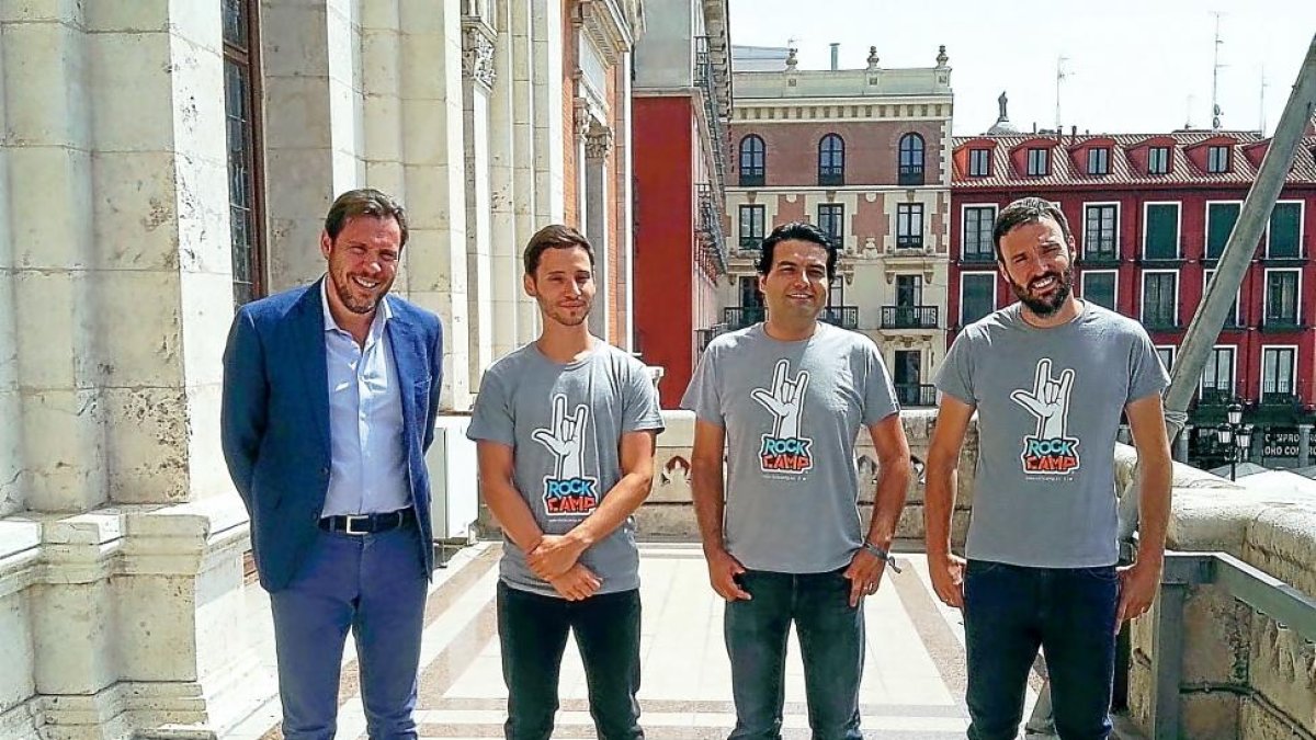 Óscar Puente junto a los Rockcampers, Héctor Miguel Paramio, Alfredo Mayo y Javier Miralles en el balcón del Ayuntamiento.-EL MUNDO