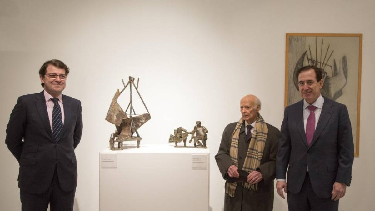 El alcalde de Salamanca, Alfonso Fernández Mañueco, el presidente de la Fundación Mapfre, Antonio Huertas Mejías, y el presidente de la Fundación Venancio Blanco, Venancio Blanco, presentan la exposición 'La música en la escultura de Venancio Blanco'.-Ical
