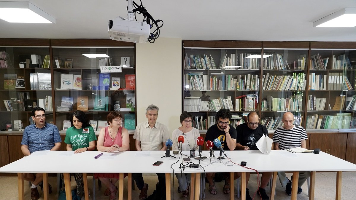 Representantes de colectivos que rechazan la supresión de carriles.-ICAL