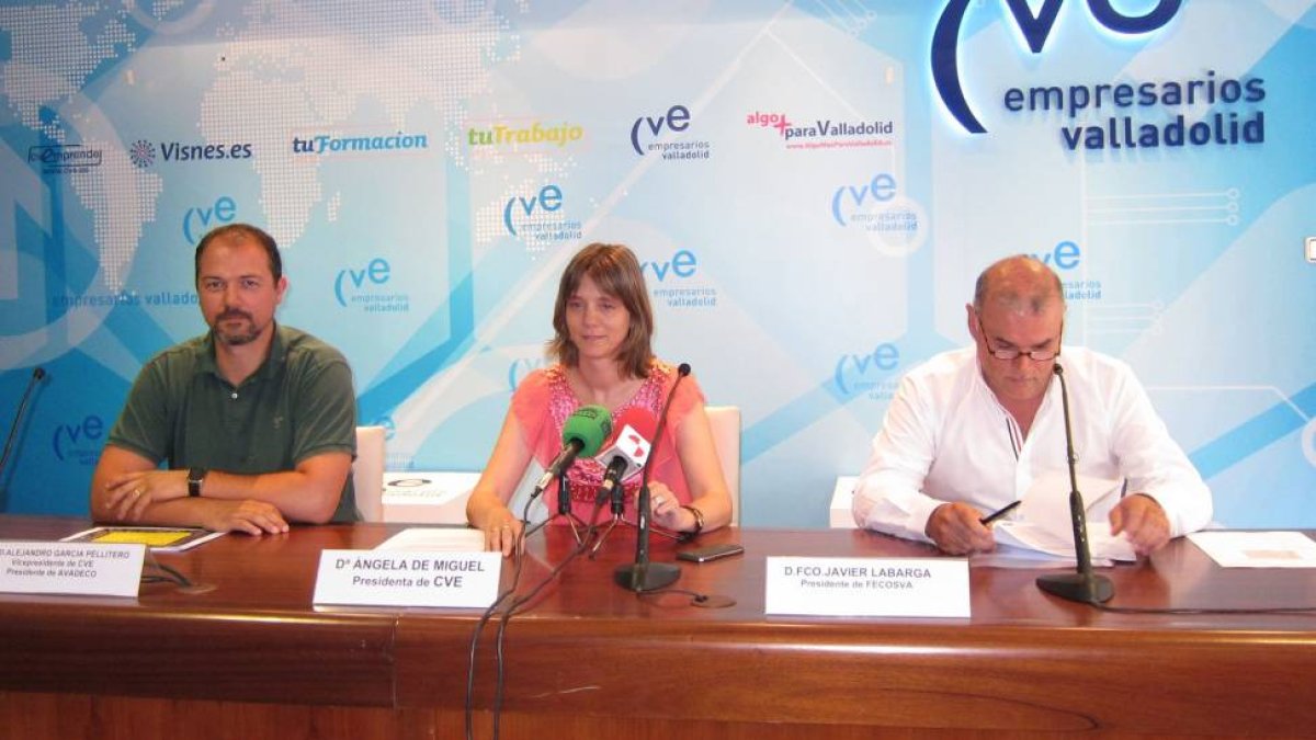 Alejandro García, Ángela de Miguel y Javier Labarga en la rueda de prensa.-Europa Press