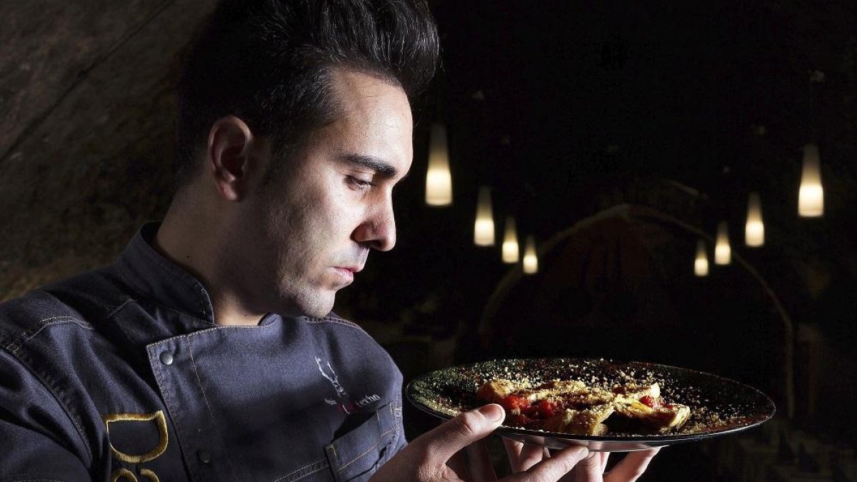 David López, dueño y cocinero de este local con 40 años de historia, muestra uno de los platos.-L.P.
