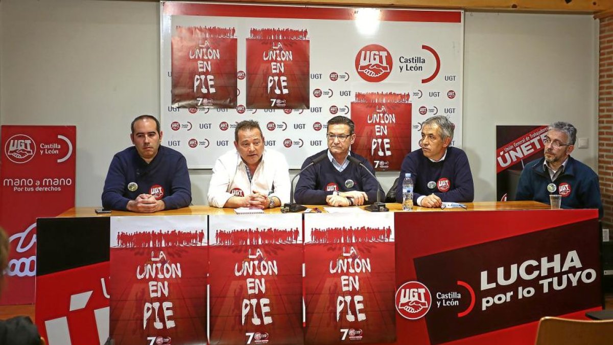 Sebastián Serena, en el centro, junto a delegados sindicales de lasp lantas de la multinacional Lactalis.-ICAL