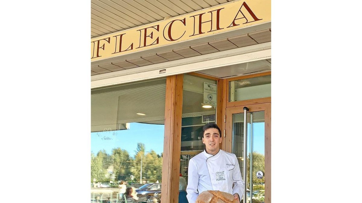 Daniel Flecha muestra una hogaza tradicional de León con la que se alzó ganador del Concurso Nacional.-L.P.