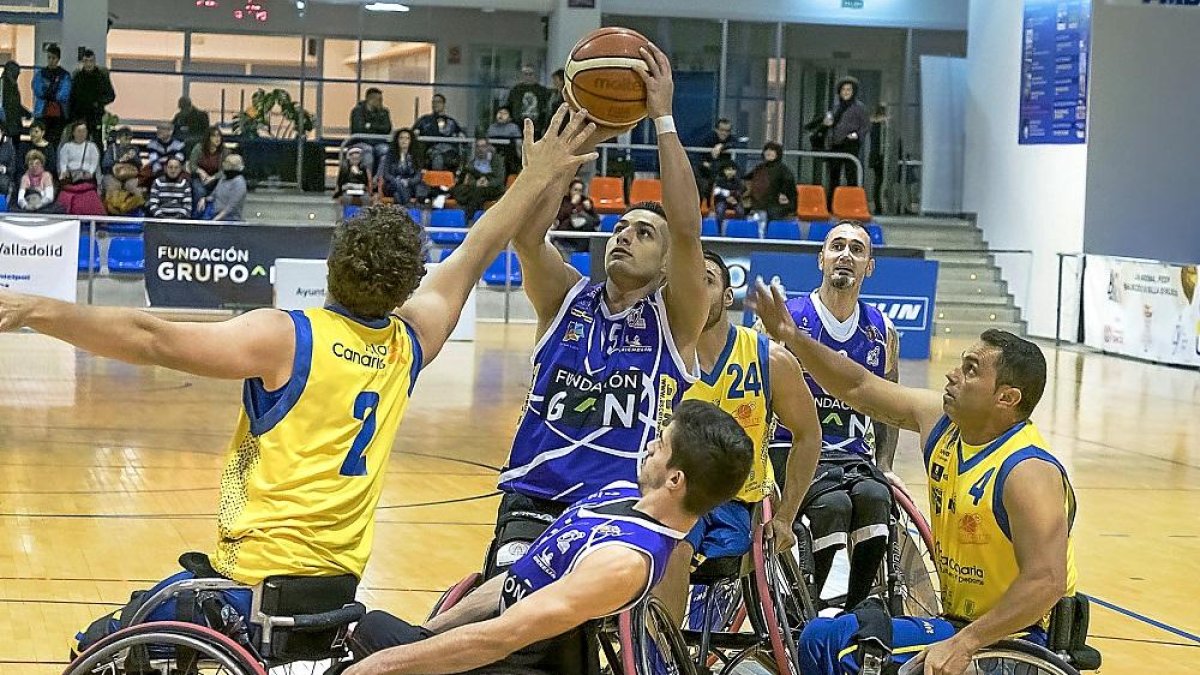 Omid Hadiazhar lanza ante la defensa del Gran Canaria en el partido disputado ayer.-PABLO REQUEJO