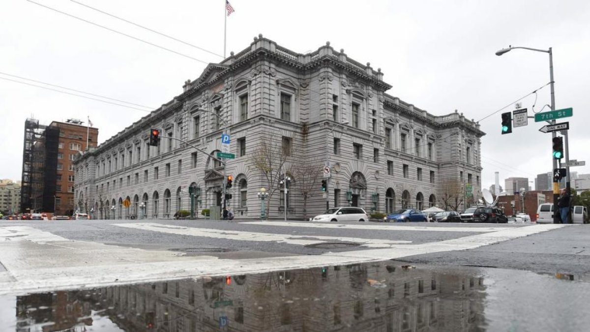 En el bando de los partidarios de prohibir el veto, diez exaltos cargos de la Administración de EEUU, que sirvieron con presidentes demócratas y republicanos, han firmado una declaración en el caso asegurando que el veto no sirve a objetivos de seguridad-JOSH EDELSON