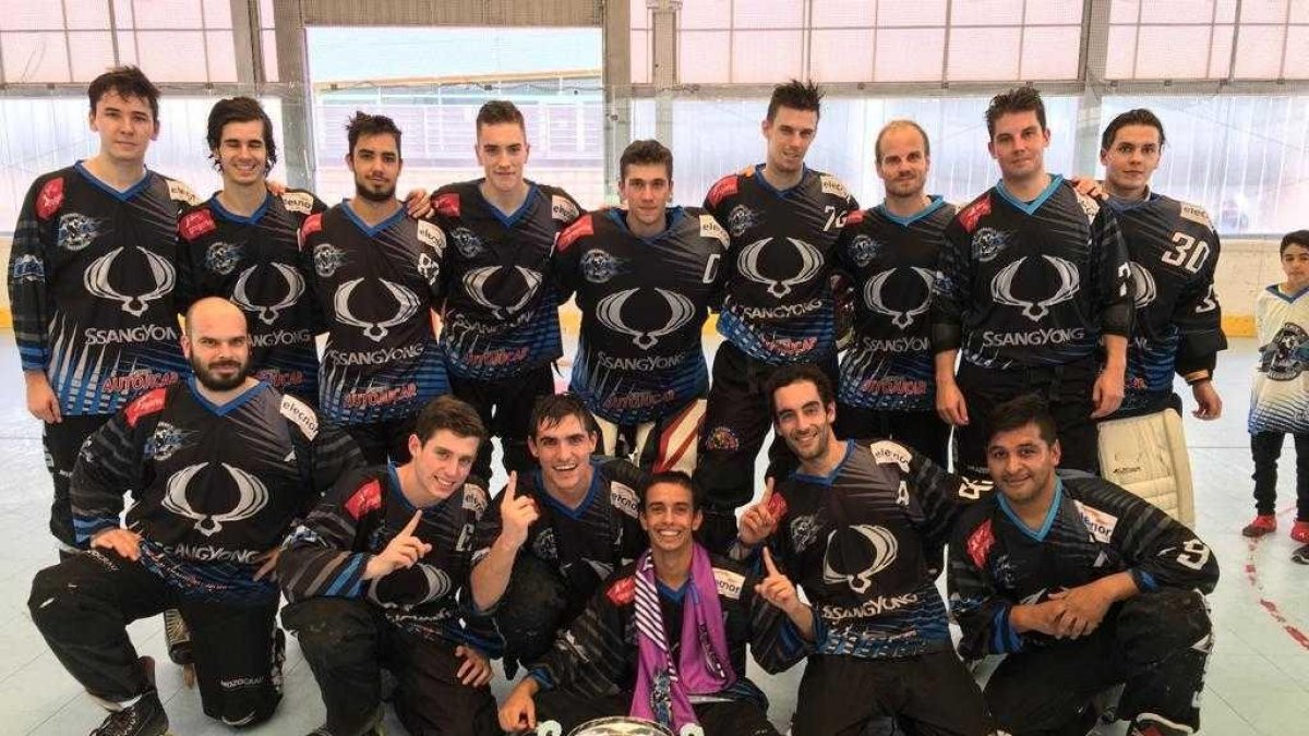 Los jugadores del CPLV Valladolid posan con la copa de campeones tras derrotar ayer al Espanya Mallorca en Bilbao.-EM