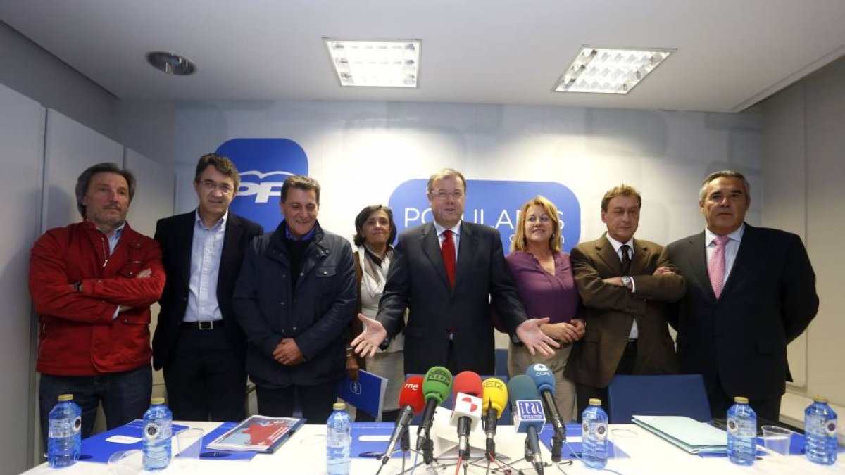 Los parlamentarios autonómicos del PP y el consejero de Fomento y Medio Ambiente de la Junta, Antonio Silván, presentan las cuentas de la comunidad autónoma para el 2015-Ical
