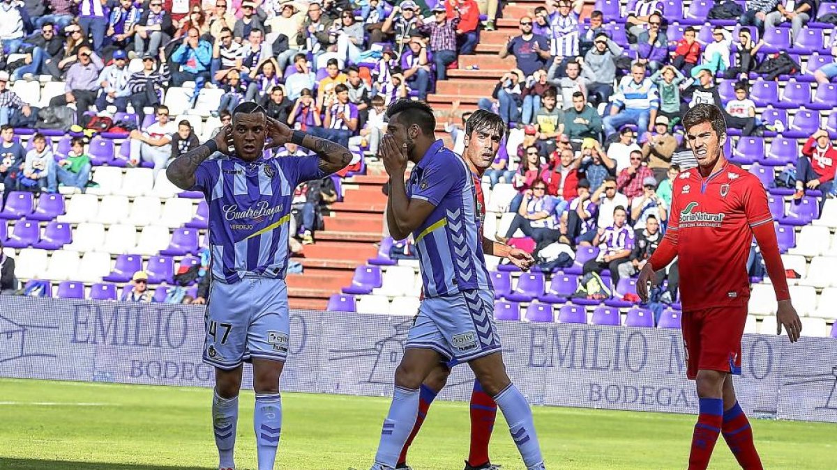 De Tomás y Álex Pérez se lamentan tras una ocasión desaprovechada en el partido disputado ayer en Zorrilla.-MIGUEL ÁNGEL SANTOS