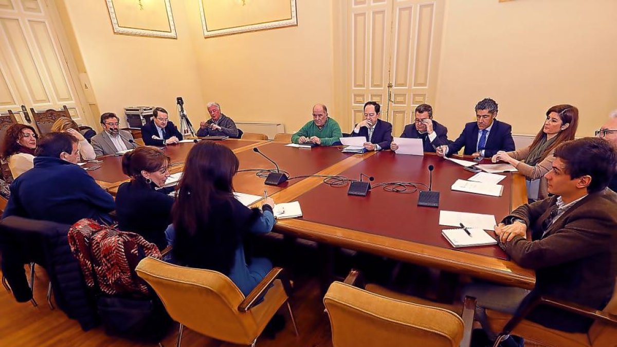 Alcaldes y concejales de los cinco mayores municipios del área metropolitana, reunidos ayer con María Sánchez.-J.M. LOSTAU