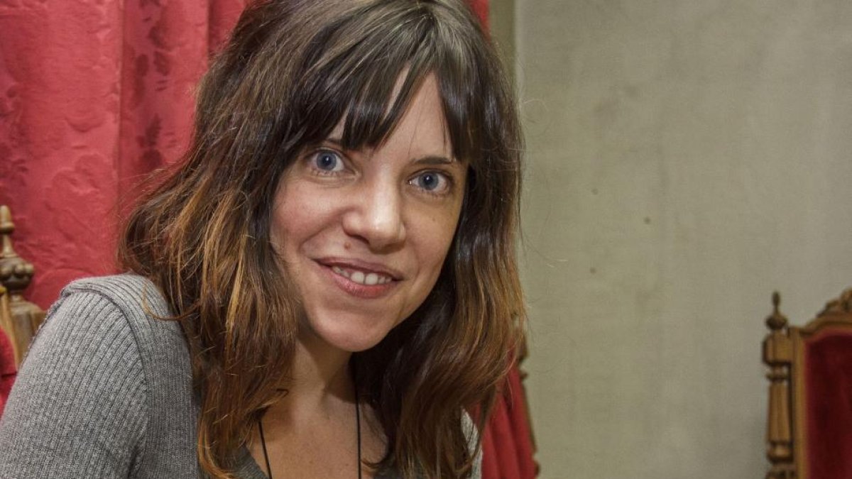Isabel García Mellado recibió esta tarde en el Teatro Principal de Burgos el LXII Premio 'Ciudad de Burgos' con el poemario 'La Casa de la Cruz.-ICAL