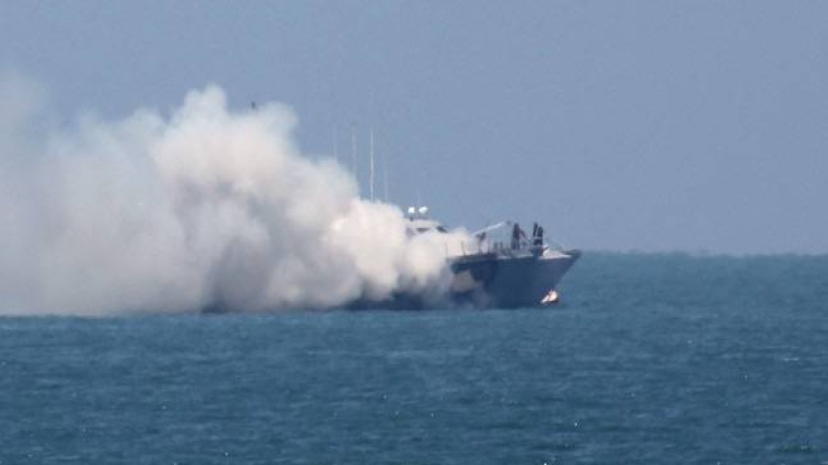 Imagen de la embarcación militar tras el impacto del misil este jueves.-Afp