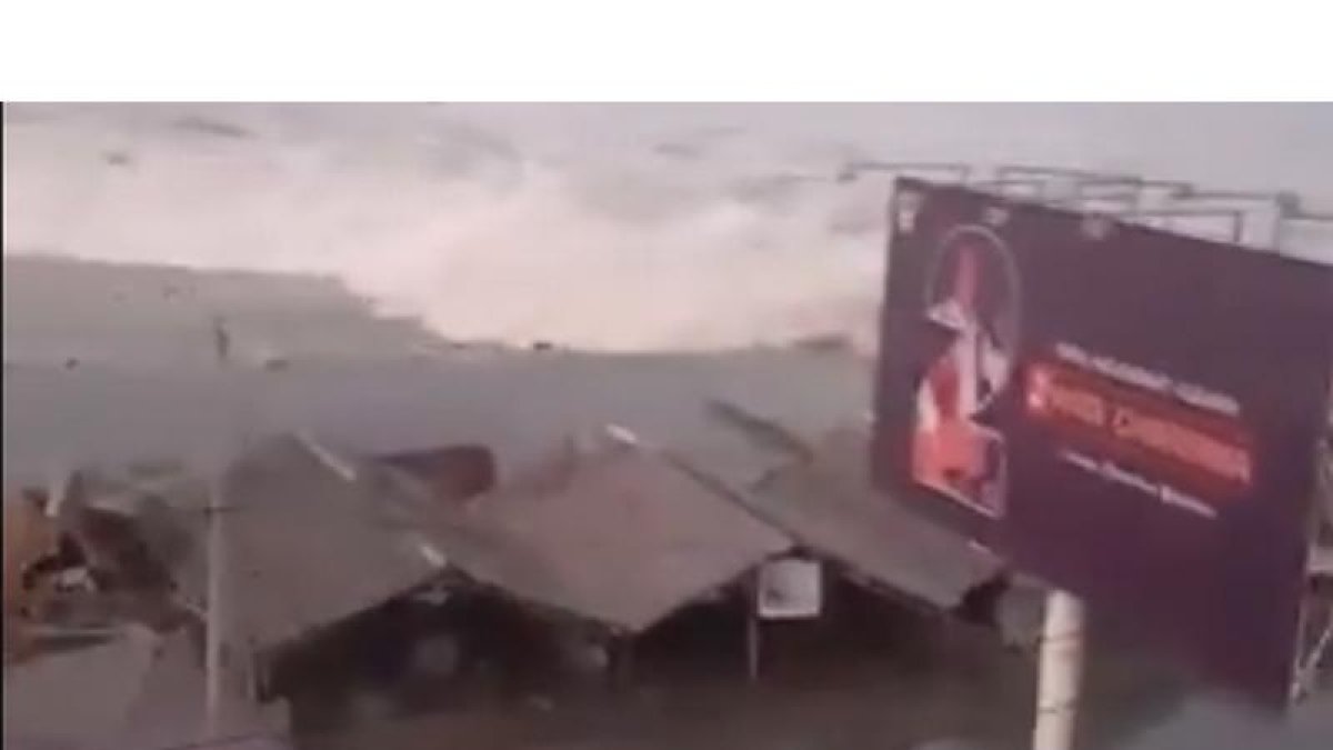 Un vídeo muestra el tsunami en Indonesia.-EL PERIÓDICO