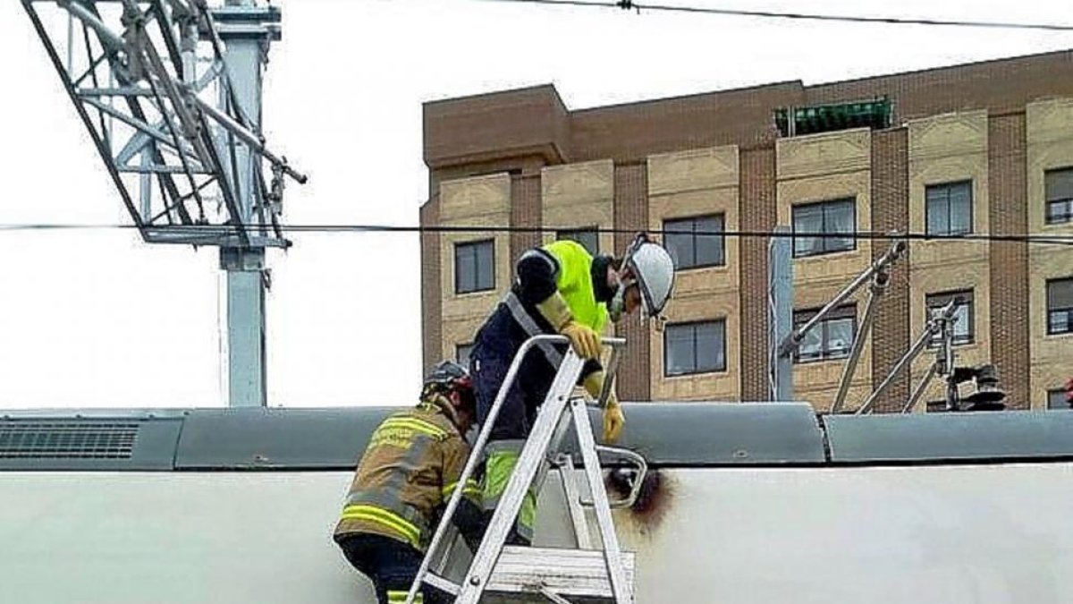 Personal de Adif trabaja en la reparación de la catenaría con la cobertura del Cuerpo de Bomberos.-E.M.