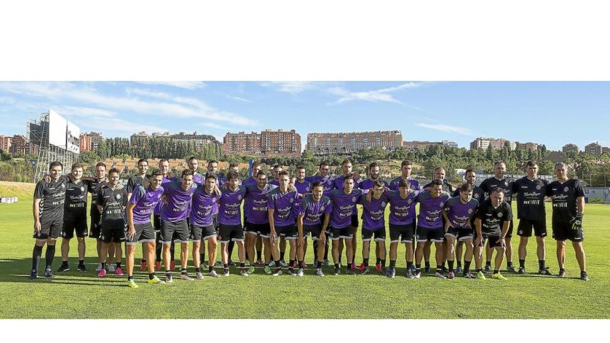 Jugadores, técnicos e integrantes de los servicios médicos del Real Valladolid, ayer, antes de comenzar el primer entrenamiento de pretemporada.-MIGUEL ÁNGEL SANTOS