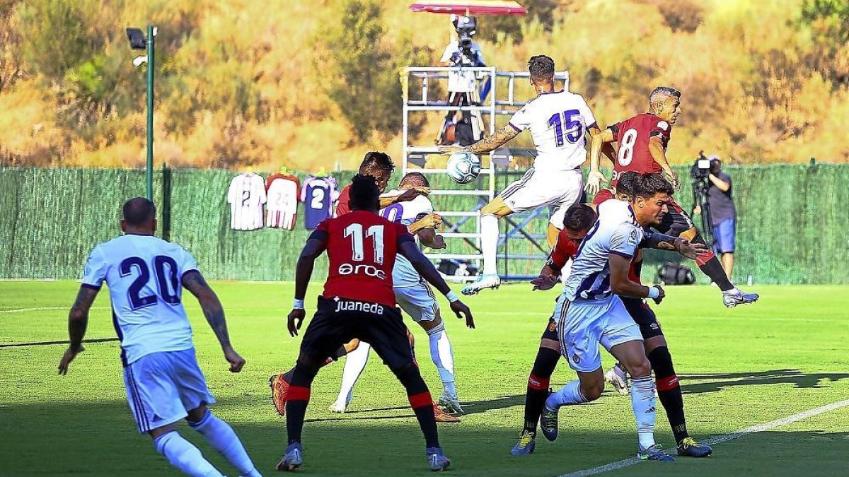 Alende se dispone a cabecear el balón, procedente de un córner, en la jugada que supuso el primer gol del partido.-PHOTO-DEPORTE