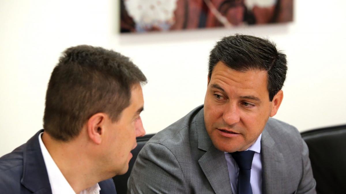 Los procuradores del PP Raúl de la Hoz y Ángel Ibáñez (I) durante la Junta de Portavoces del Parlamento Autonómico.-RUBÉN CACHO / ICAL