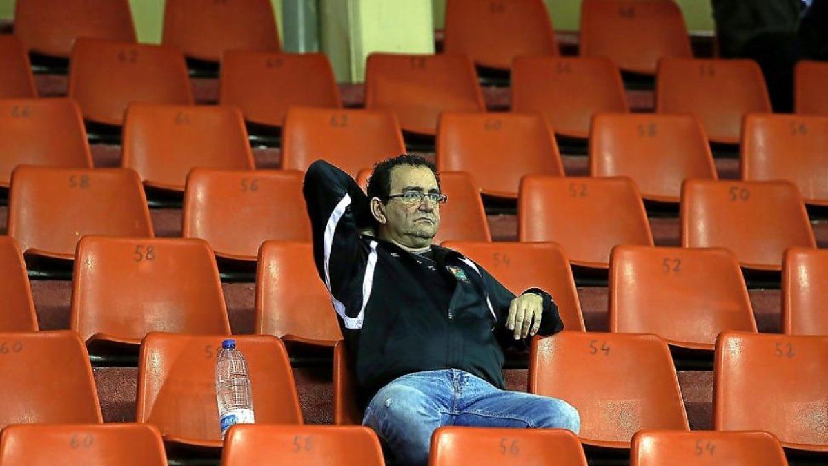 Miguel Ángel Peñas, solo en la grada, en uno de los muchos partidos que no ha podido dirigir por sanción desde el 25 de marzo de 2017.-J. M. LOSTAU