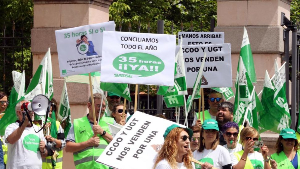 Medio centenar de personas pertenecientes al sindicato de Enfermería Satse de Castilla y León, se concentra frente a la sede de la Presidencia de la Junta para exigir las 35 horas para los profesionales sanitarios y sociosanitarios de l-Rubén Cacho / ICAL