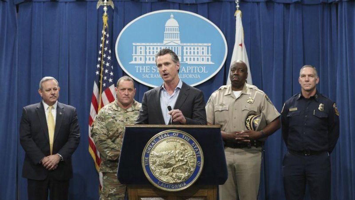 El gobernador de California, Gavin Newsom, en conferencia de prensa sobre temas migratorios.-AP