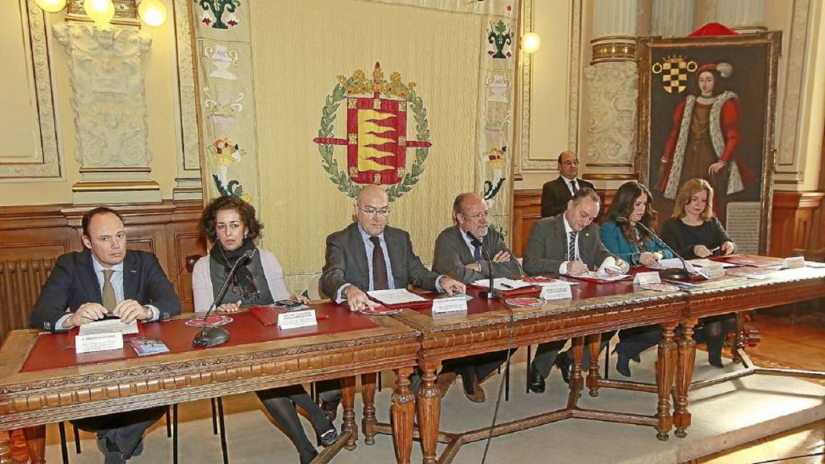 Carlos Villar, Cantalapiedra, Carnero, León de la Riva, Daniel Miguel San José, Imelda Rodríguez y Catherine Park en la firma del convenio para promocionar el español entre extranjeros-J.M.Lostau