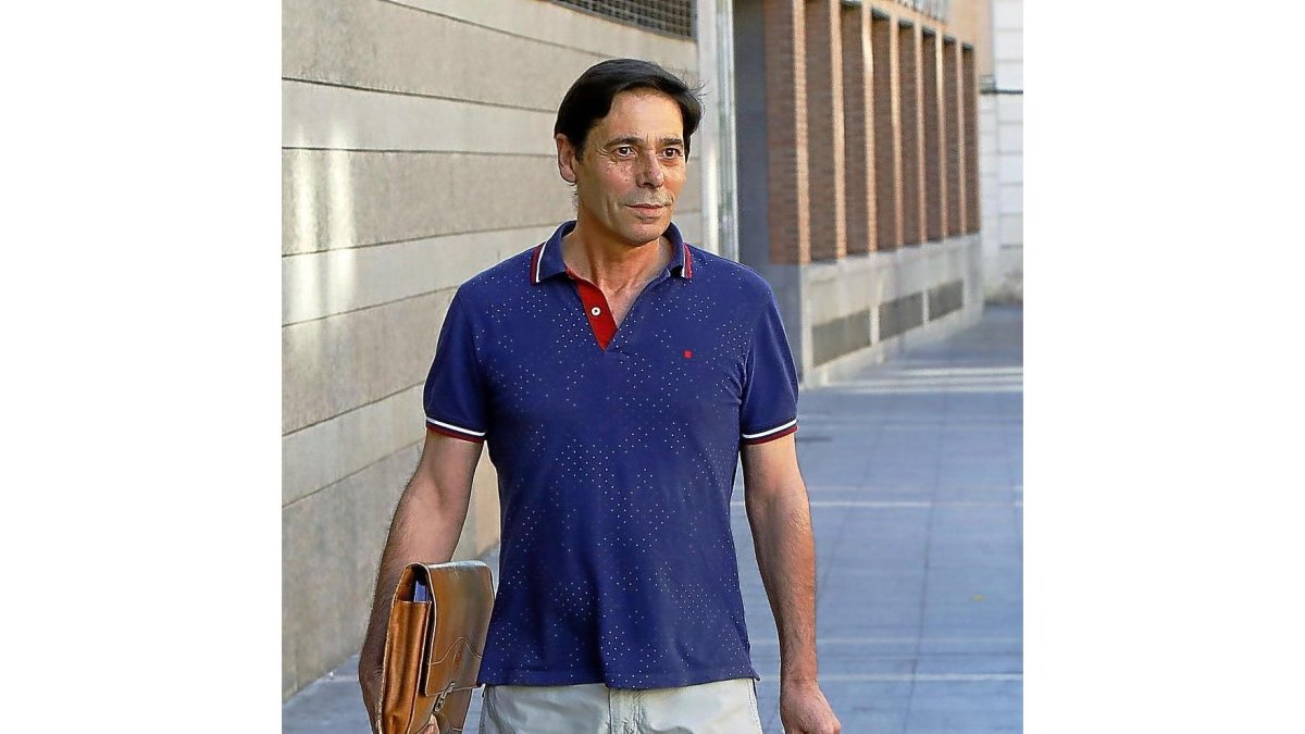 Lino Rodríguez, a su llegada al Juzgado para la vista por el que ahora cumplirá condena, en una imagen de archivo.-J. M. LOSTAU