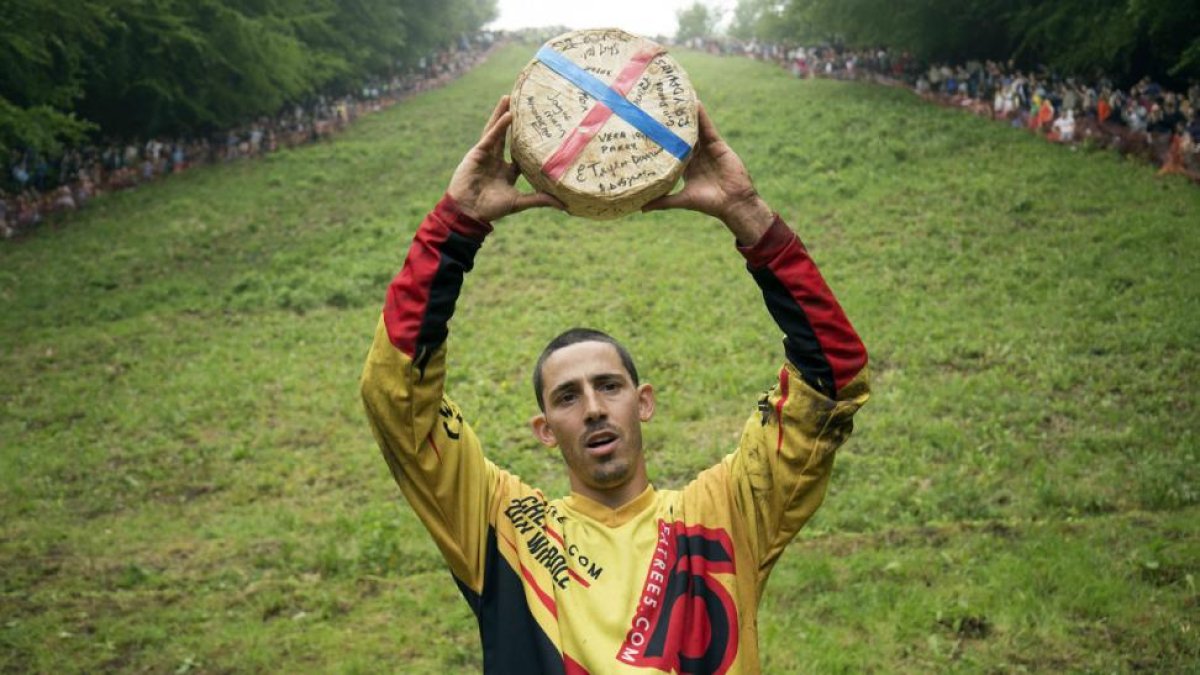 Chris Anderson sostiene el queso que le proclama ganador del festival, este lunes-EL PERIÓDICO