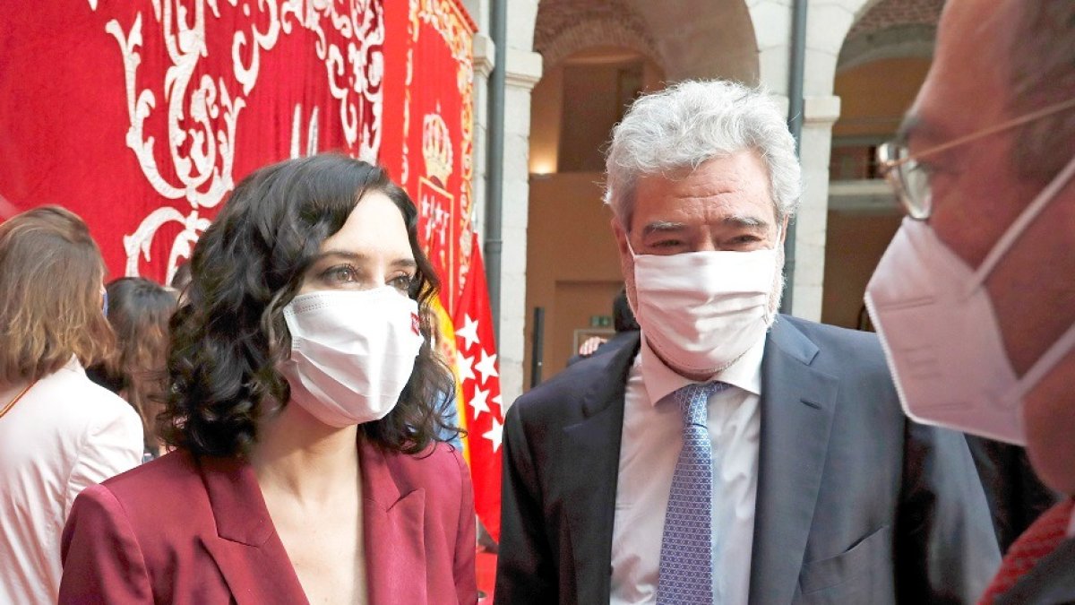 La presidenta de Madrid, Isabel Díaz Ayuso, con su jefe de Gabinete, Miguél Ángel Rodríguez, el pasado junio en la toma de posesión de sus consejeros en la Casa de Correos de Sol. J. MARTÍNEZ
