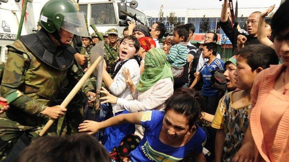 Represión de la policía china a una manifestación de mujeres uigures, en julio del 2009.-AFP