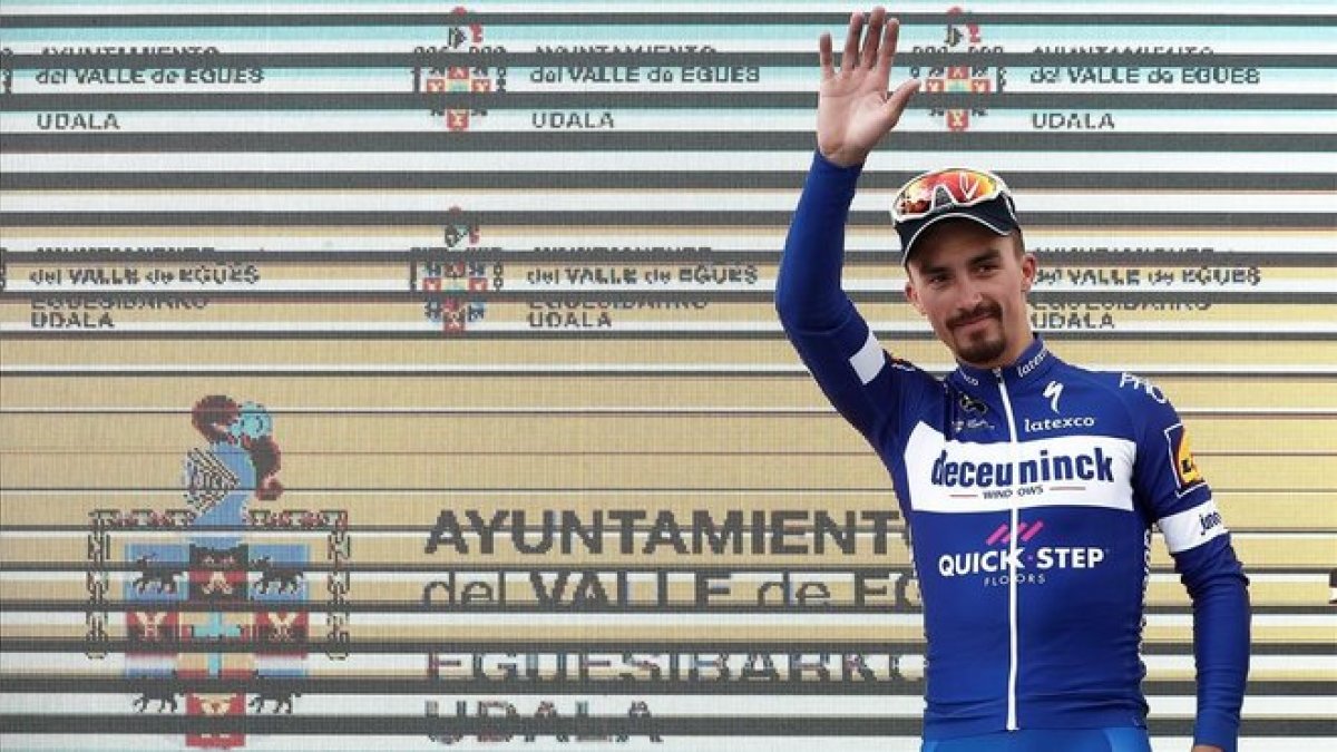 Julian Alaphilippe, el martes, en el podio de la Vuelta al País Vasco.-EFE / JESÚS DIGES