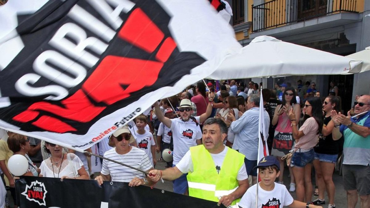 Integrantes de Soria Ya en la protesta en Aranda.-MARIO TEJEDOR
