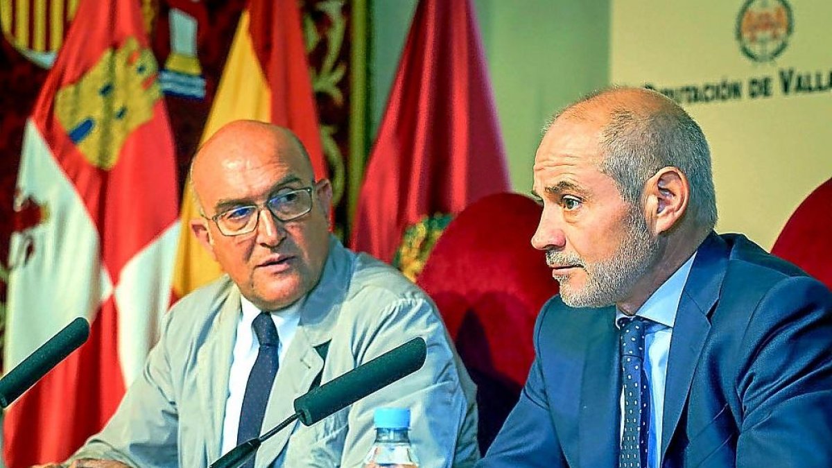 Jesús Julio Carnero y Víctor Caramanzana ayer, durante la presentación del plan en el Palacio de Pimentel.-EL MUNDO