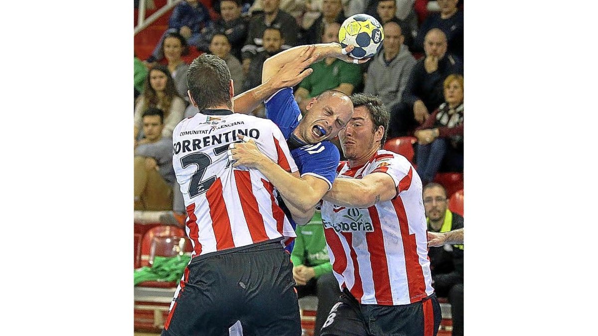 Sorrentino frena con una falta el lanzamiento de Diego Camino.-PHOTO-DEPORTE