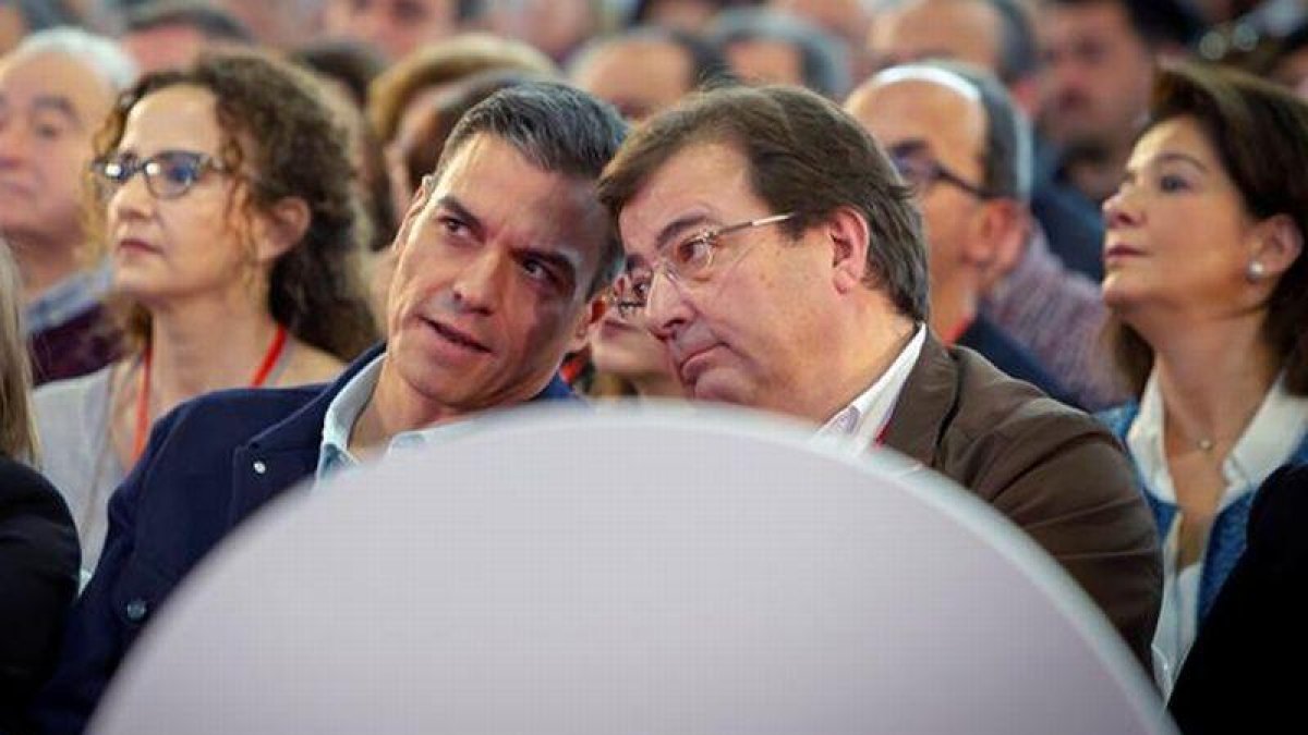 Pedro Sánchezc, junto al secretario general del PSOE de Extremadura, Guillermo Fernández Vara, este domingo.-EFE / JERO MORALES