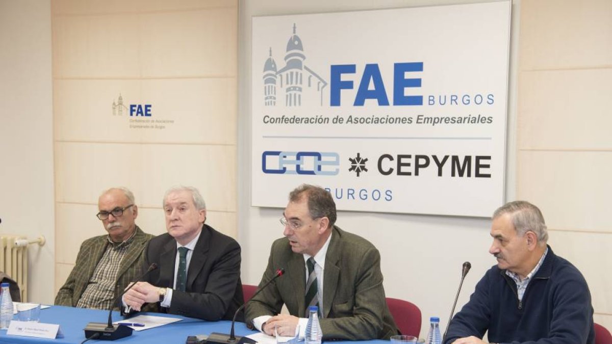 Los presidentes de FAE y Fundación Atapuerca, Miguel Ángel Benavente y Antonio Méndez Pozo, respectivamente, firman el convenio acompañados por los vicepresidentes de la Fundación Atapuerca, Eudald Carbonell (I), y José María Bermudez de Castro (D)-Ical