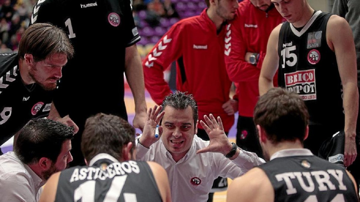 Iñaki Martín da instrucciones a su equipo en un tiempo muerto.-J. C. CASTILLO