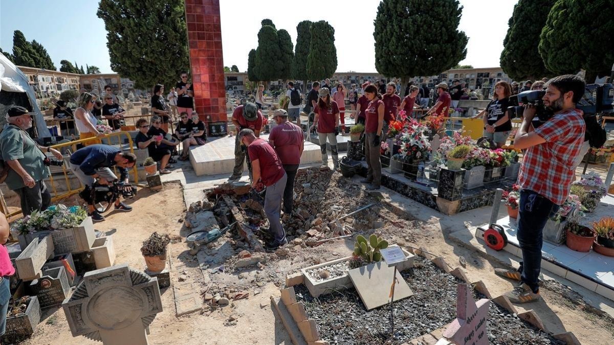 Inicio de los trabajos de exhumación de una fosa en Paterna con restos de fusilados por el franquismo. /-MANUEL BRUQUE (EFE)
