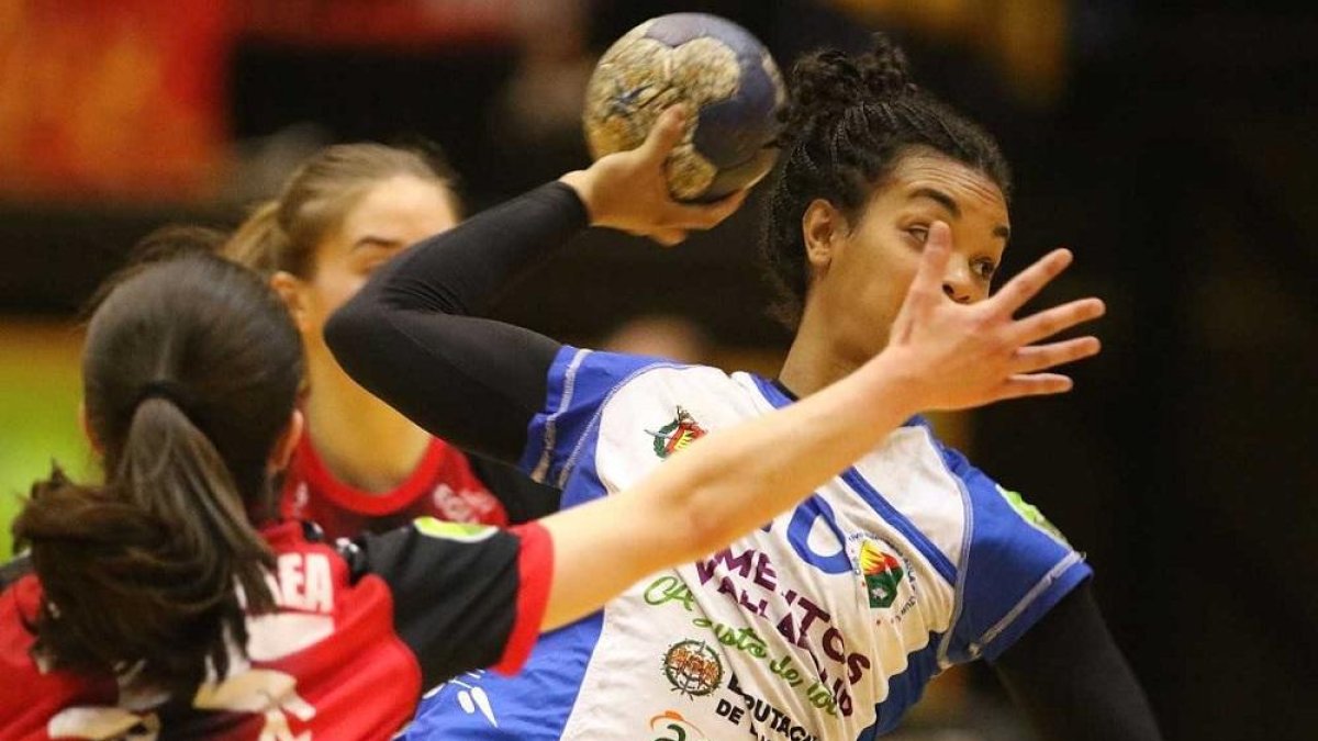 Joana culmina un ataque del Aula en el partido disputado ayer.-PHOTO-DEPORTE