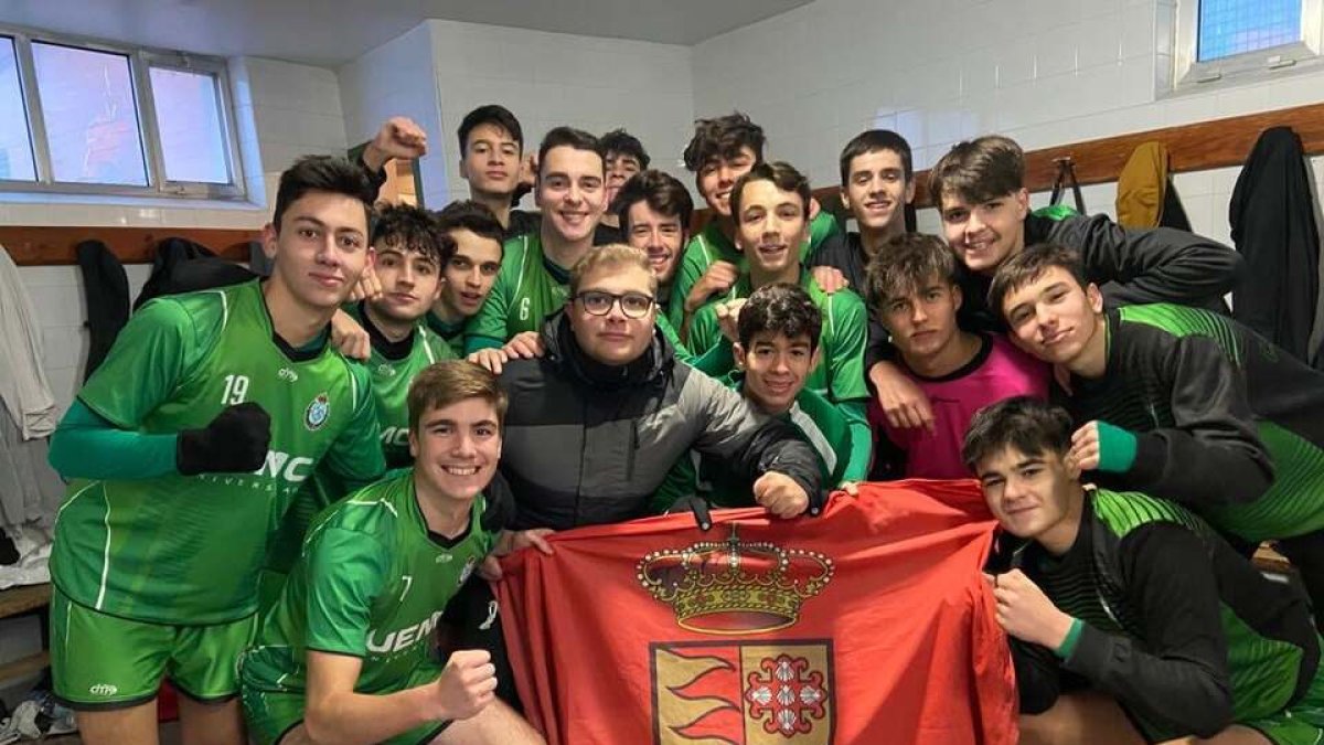 Jugadores del juvenil CD Boecillo celebran un triunfo esta temporada. / E.M.