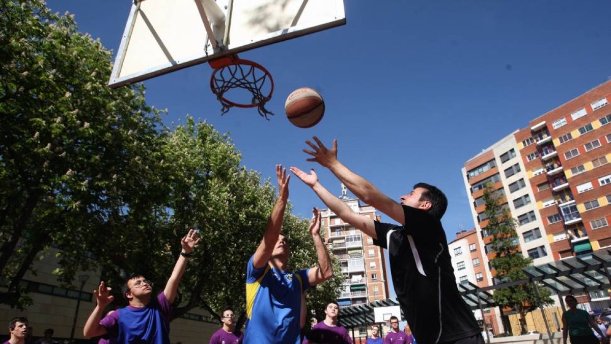 El candidato del PSOE a la Presidencia de la Junta, Luis Tudanca, junto al secretario general del PSOE, Pedro Sánchez, durante el partidillo de baloncesto con chavales de la Asociación Síndrome de Down de Burgos-Ical