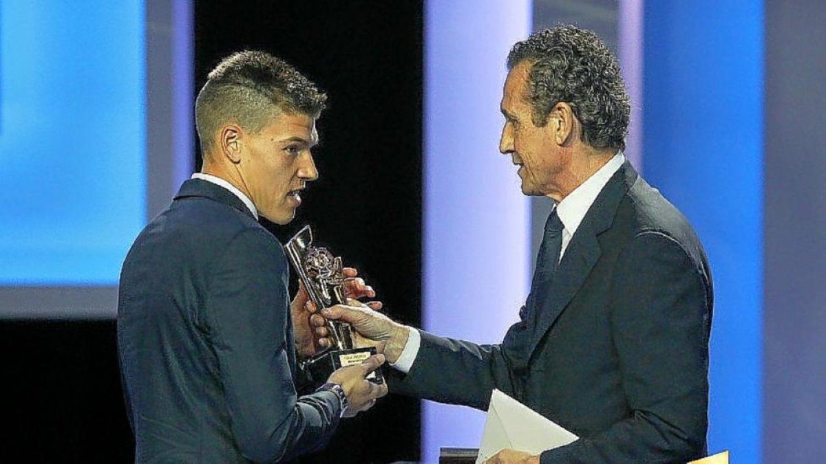 Isaac Becerra recoge su premio de manos de Jorge Valdano.-LA LIGA