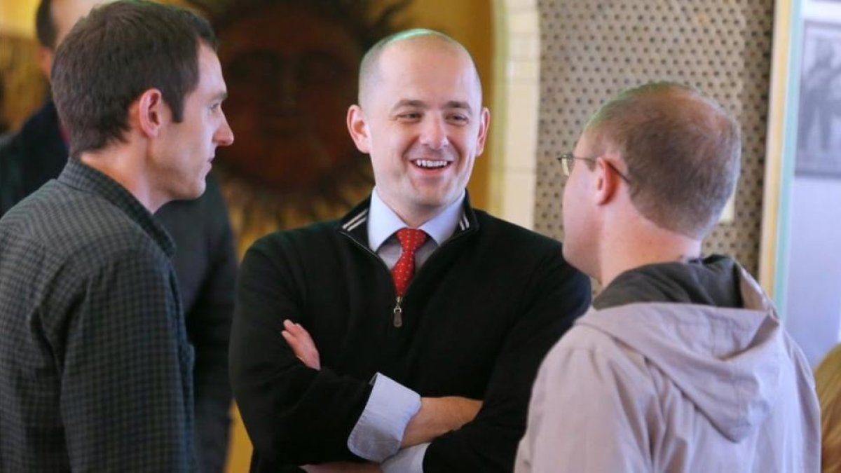 McMullin saluda a comensales y seguidores en una cena de campaña en Salt Lake City (Utah), el 1 de noviembre.-AFP / GEORGE FREY