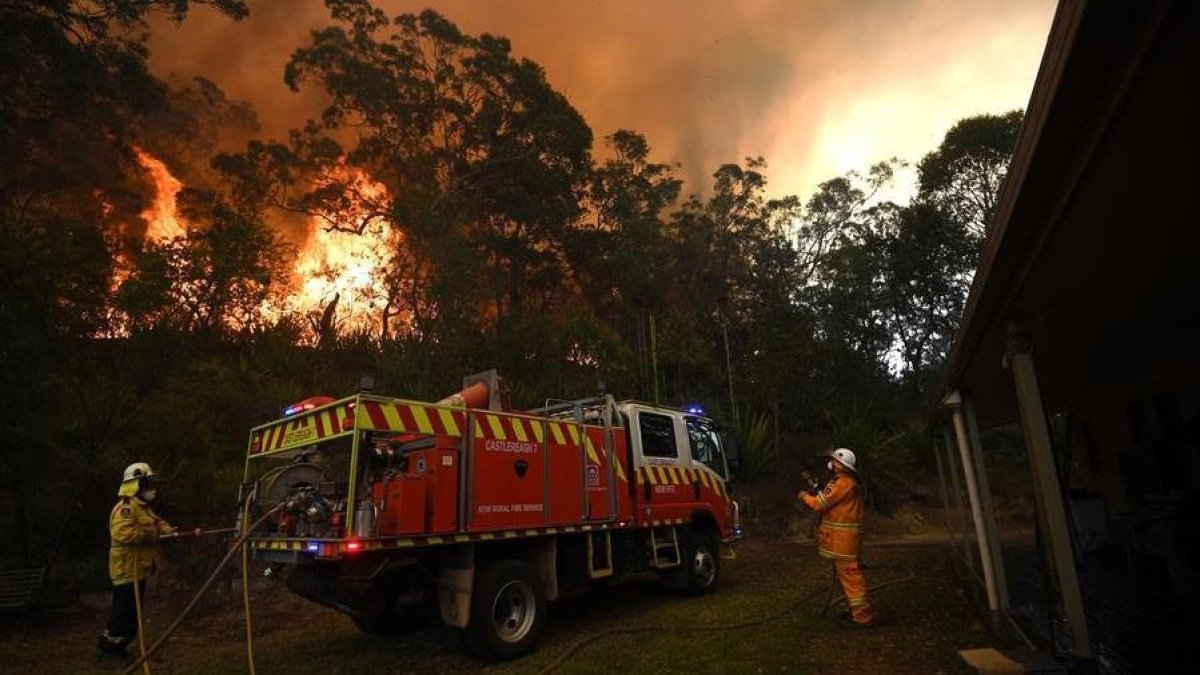 Incendios forestales en Australia llegan a zonas habitadas.-EFE / EPA / DAN HIMBRECHTS