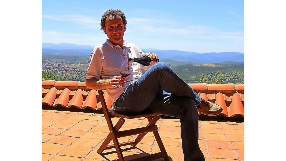 Fernando Maíllo se dispone a catar un vino de su bodega en la terraza de las instalaciones.-M.T.