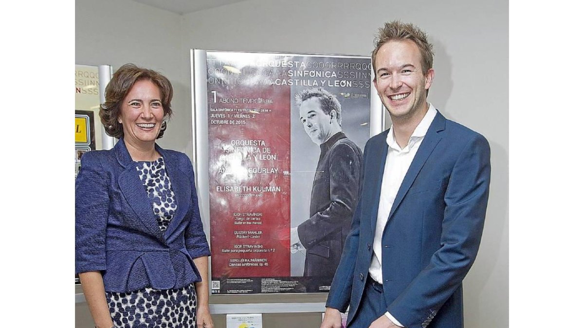 a consejera de Cultura y Turismo, María Josefa García Cirac, y el nuevo director titular de la Orquesta Sinfónica de Castilla y León, Andrew Gourlay, posan en una sala del Centro Cultural Miguel Delibes.-J.M. Lostau