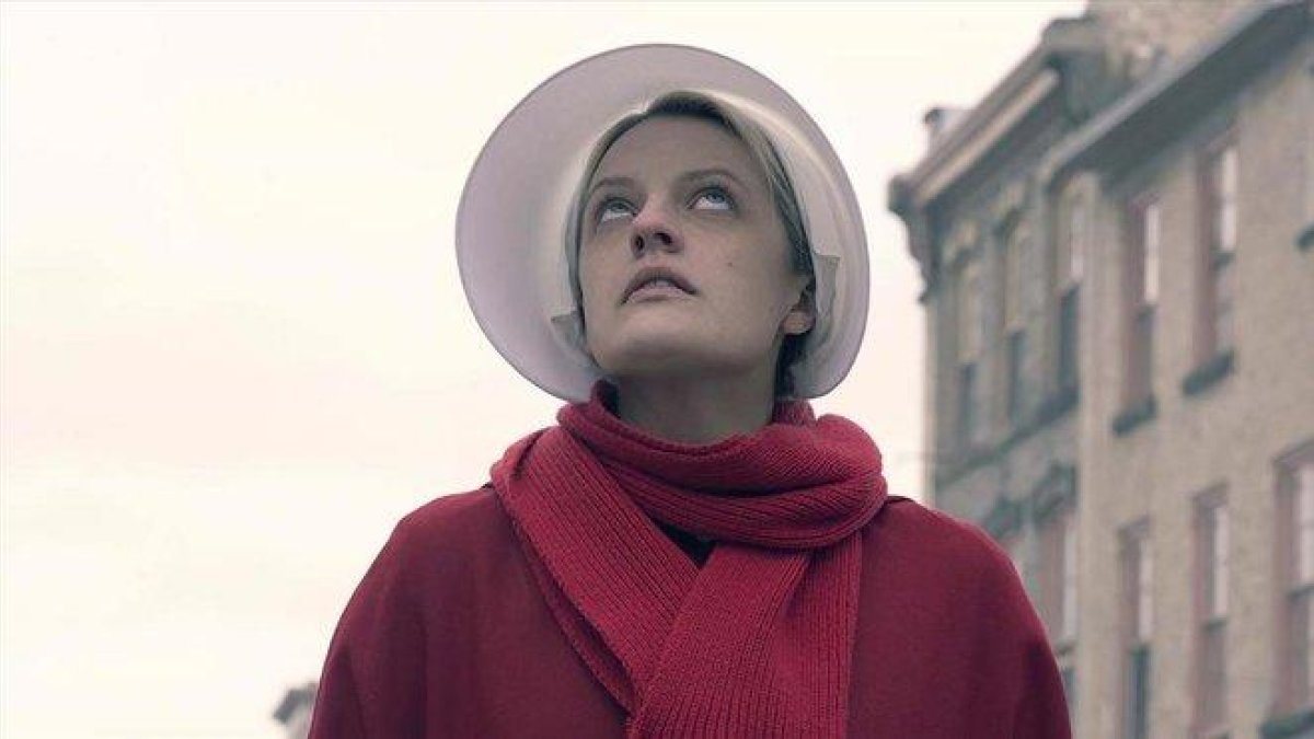 La actriz Elisabeth Moss, en la tercera temporada de la serie ’El cuento de la criada’.-ELLY DASSAS (HULU)