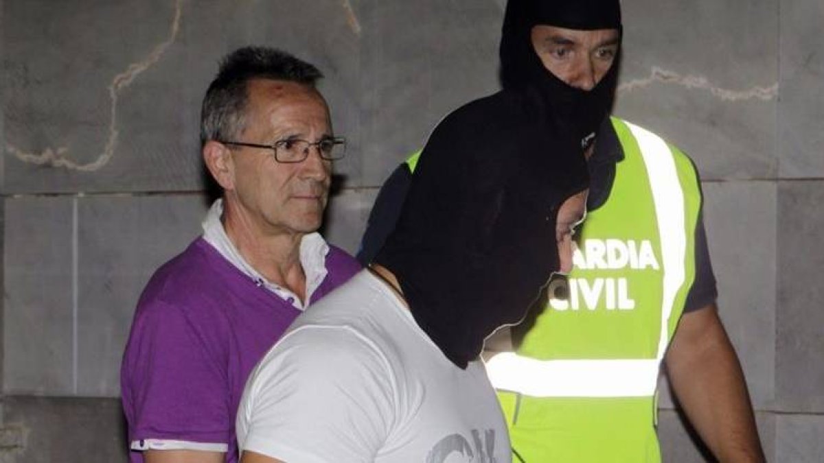 El exgrapo Fernando Silva Sande a su salida del Instituto de Medicina Legal de Aragón, en Zaragoza, tras someterse esta tarde por segundo y último día al 