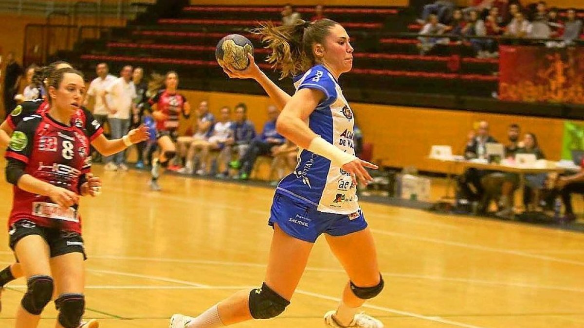 María se dispone a lanzar.-PHOTO-DEPORTE