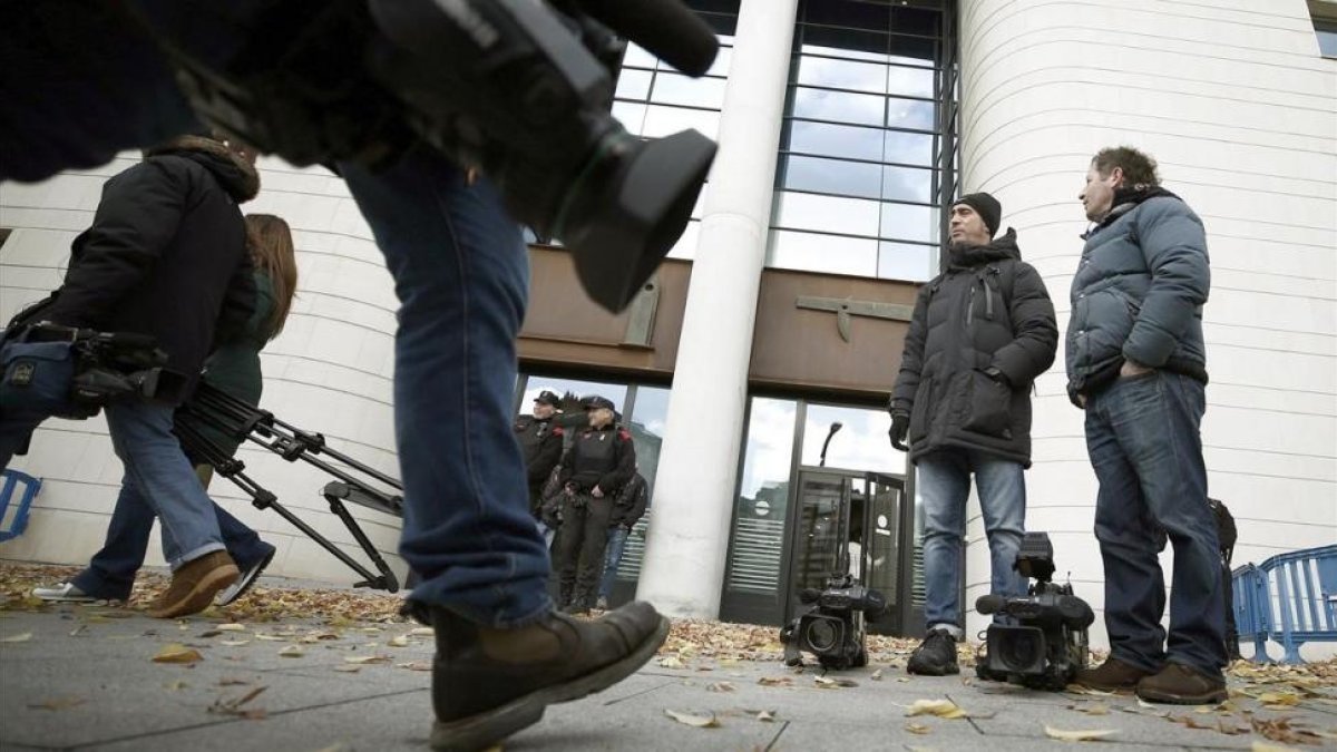 Medios de comunicacion, ante el Tribunal Superior de Justicia de Navarra.-/ EFE / JESÚS DIGES